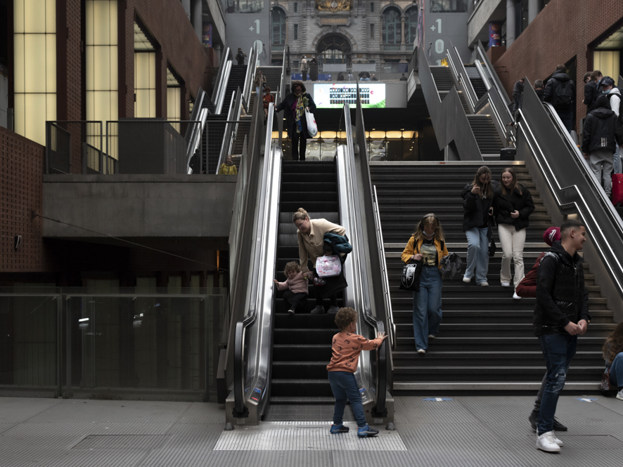 Fascination, foule, inconnu, individu, perpétuel mouvement, transformation, environnement, perception, couleurs, teintes environnantes, diptyques, triptyques, représentation visuelle, espace-temps, instants suspendus, effacement, interaction, dynamique collective, contraste, variation, présence, anonymat, flux, changements, temporalité, interaction sociale, observation, abstraction, multiplicité, immersion, composition visuelle.